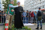 Мусульмане во время совершения намаза у Московской Соборной мечети в день праздника жертвоприношения Курбан-байрам, 31 июля 2020 года