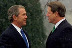 Вице-президент Альберт Гор приветствует избранного президента Джорджа Буша в Вашингтоне, 19 декабря 2000 года