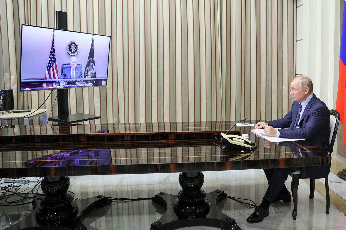 Президент России Владимир Путин и президент США Джо Байден во время двусторонних переговоров, 7 декабря 2021 года
