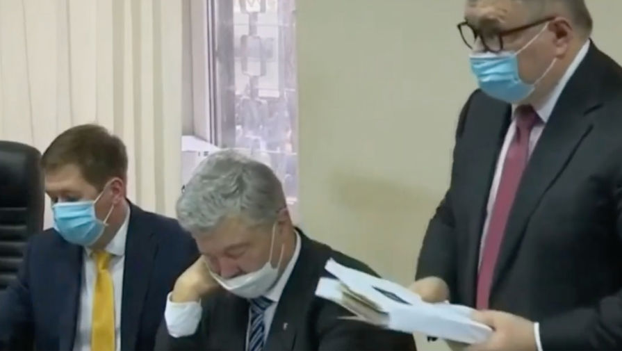 Уснувший в суде Петр Порошенко попал на видео