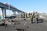 Сотрудники СК РФ работают на месте взрыва на Крымском мосту, 8 октября 2022 года