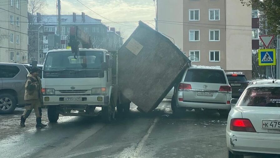 В Южно-Сахалинске бытовка завалилась на внедорожник Toyota