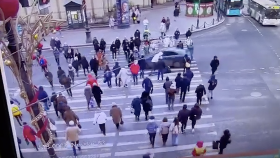 В Санкт-Петербурге автомобиль въехал в толпу людей на пешеходном переходе