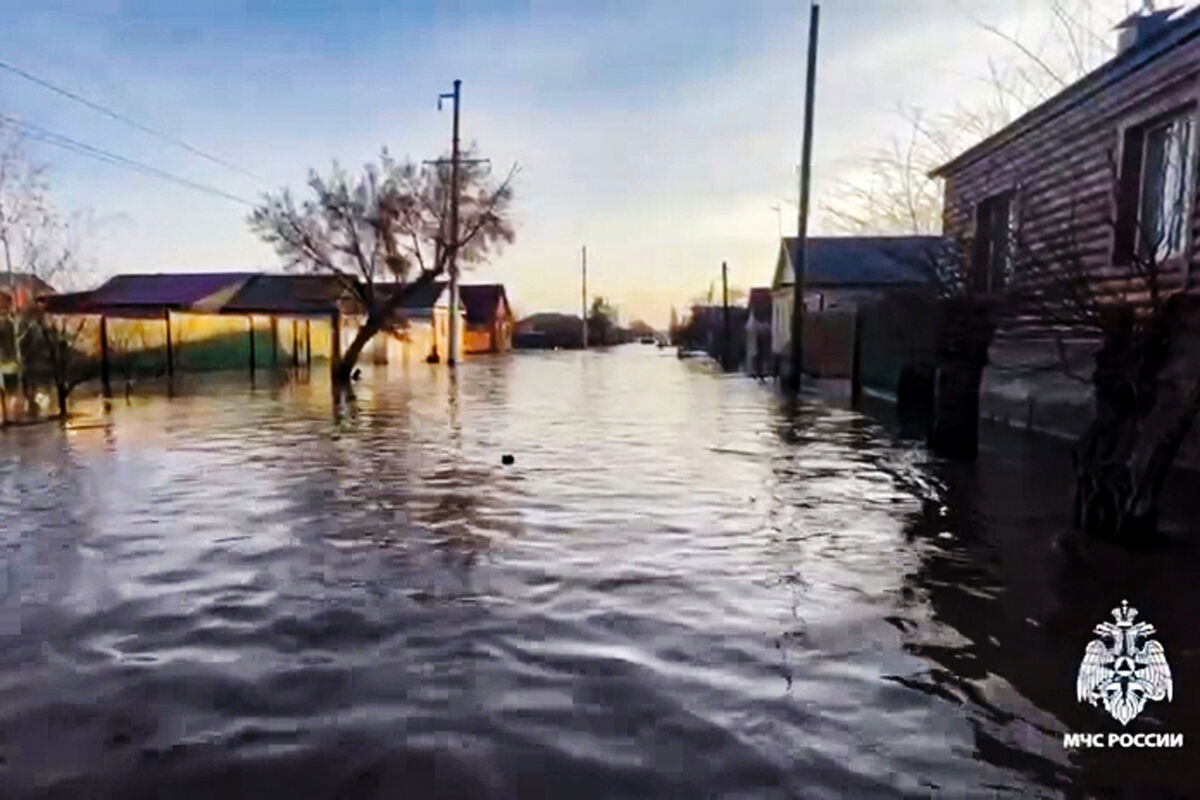 В Орске вода начала затапливать Новый город - Газета.Ru | Новости