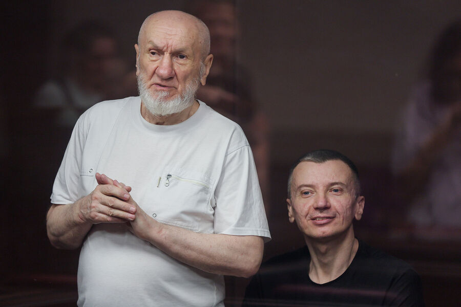 Василий Чурилов и Александр Погорелов во время заседаня Южного окружного военного суда