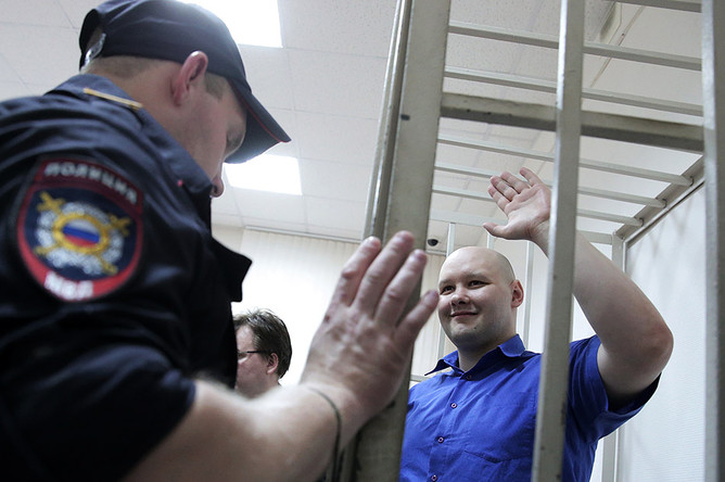 Очередное заседание суда над националистом Даниилом Константиновым закончилось приездом в суд автобуса с ОМОНом