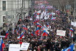 Участники молодежных и ветеранских патриотических организаций во время шествия в Москве в поддержку соотечественников на Украине
