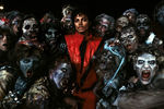Джексон с актерами на съемках клипа на песню «Thriller» (1982 год) — десятиминутный ролик в то время был прорывом в музыкальной индустрии и демонстрировался как короткометражный фильм