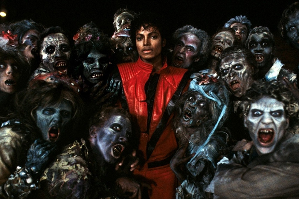 Джексон с актерами на съемках клипа на песню «Thriller» (1982 год) — десятиминутный ролик в то время был прорывом в музыкальной индустрии и демонстрировался как короткометражный фильм