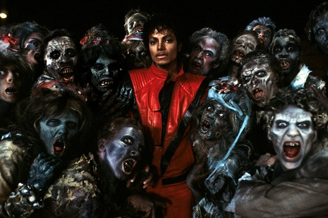 Джексон с актерами на съемках клипа на песню «Thriller» (1982 год) — десятиминутный ролик в то время был прорывом в музыкальной индустрии и демонстрировался как короткометражный фильм