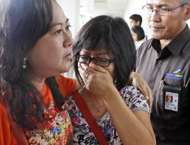 Родственники пассажиров рейса QZ8501 в&nbsp;аэропорту Сурабаи