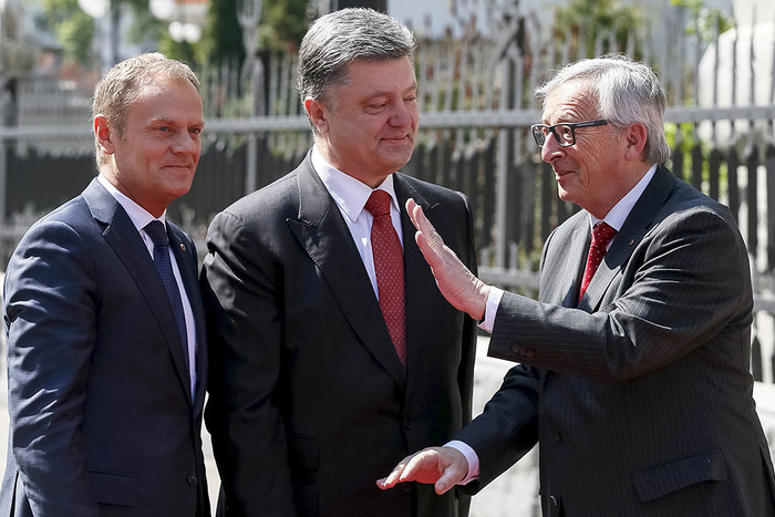 Президент Европейского совета Дональд Туск, президент Украины Петр Порошенко и президент Европейской комиссии Жан-Клод Юнкер