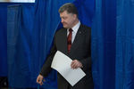  Президент Украины Петр Порошенко во время голосования на выборах в органы местного самоуправления на одном из избирательных участков Киева
