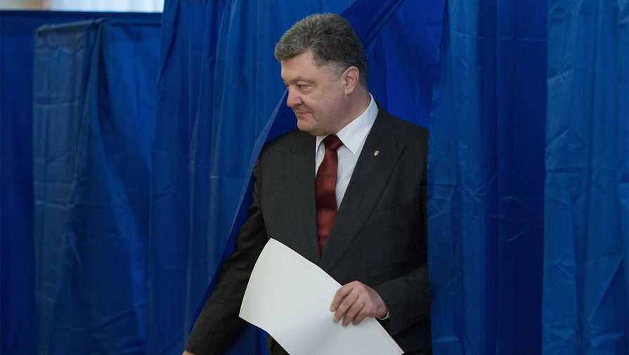 Президент Украины Петр Порошенко во время голосования на&nbsp;выборах в&nbsp;органы местного самоуправления на&nbsp;одном из&nbsp;избирательных участков Киева