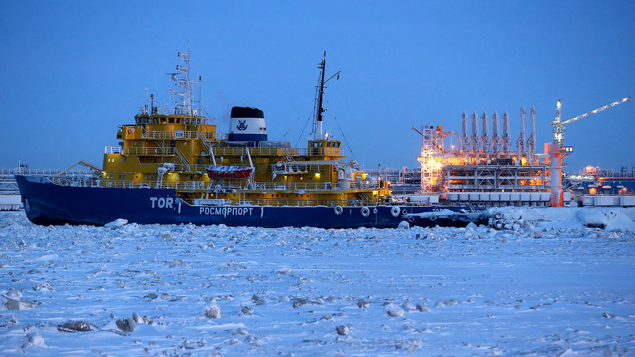 Дизель-электрический ледокол «Тор» в морском порту Сабетта в ЯНАО, 2017 год