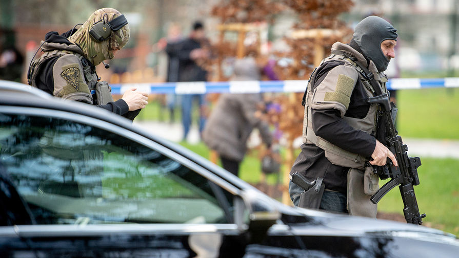 Сотрудники полиции на&nbsp;месте стрельбы в&nbsp;больнице в&nbsp;чешской Остраве, 10 декабря 2019 года