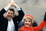 На церемонии инаугурации президента Рейгана в январе 1981 года Нэнси Рейган предстала в огненно-красном — цвете Республиканской партии, который она особенно любила. Впервые она надела костюм патриотичной расцветки в 1966-м, когда ее муж публично заявил о намерении баллотироваться на пост губернатора Калифорнии. Со временем этот оттенок получил название «рейгановский красный» и стал фирменным цветом Нэнси Рейган. На фото: Рейганы по дороге в Белый дом после инаугурации