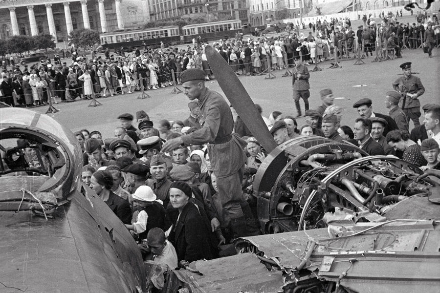 Москвичи рассматривают сбитый немецкий самолет Юнкерс Ю-88 (Ju 88). Он был сбит 25 июля 1941 года летчиками 3-го истребительного авиакорпуса около Истры и совершил вынужденную посадку на поляну. Через пять дней его установили на площади Свердлова (ныне Театральная площадь) в Москве. 