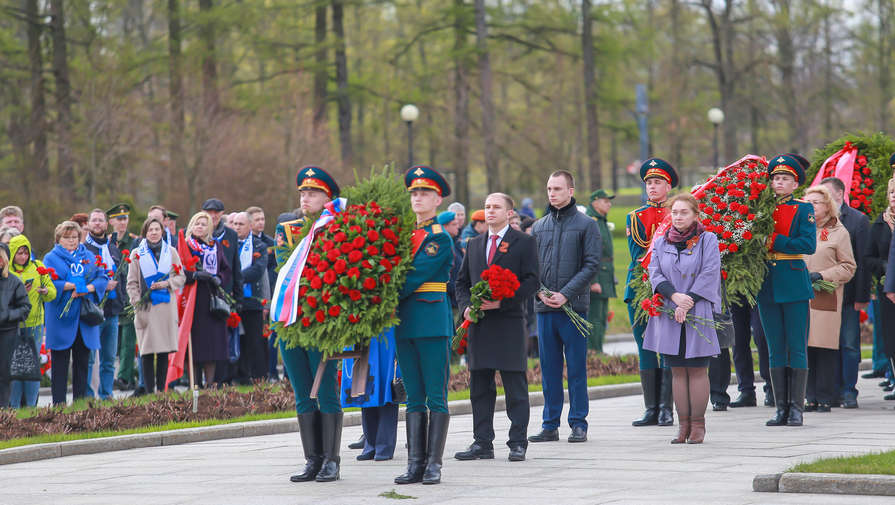 Депутат Романов возложил цветы к монументу на Пискаревском кладбище