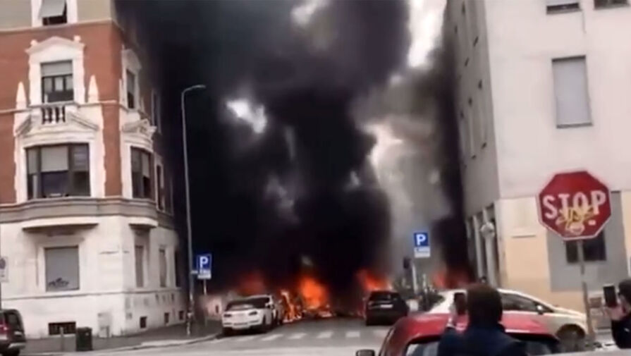 SkyTG24: в центре Милана после взрыва загорелись припаркованные автомобили