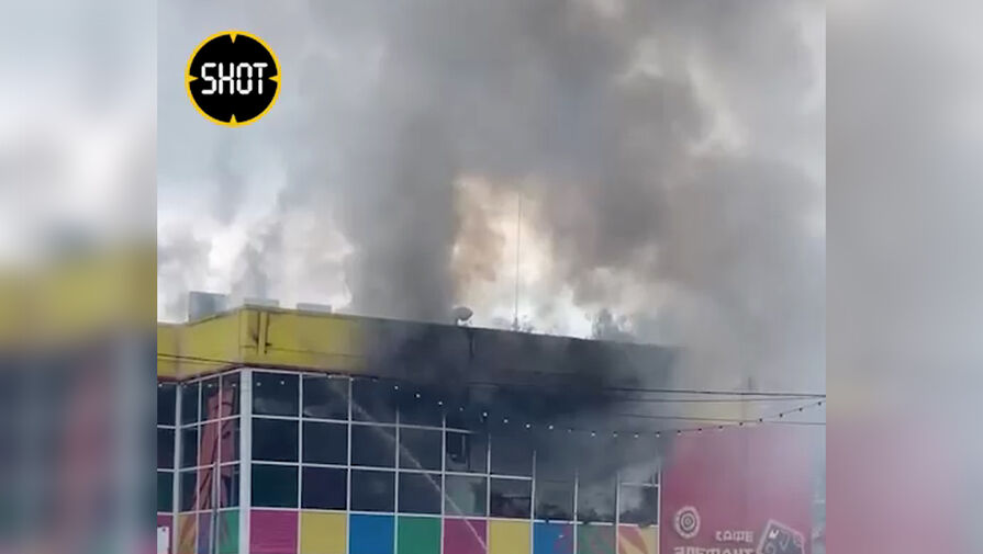 "Паника была": очевидец рассказал о пожаре в ТЦ "Феникс"