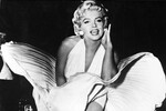 Мэтти Зиммерман. «Мэрилин Монро и ее белое платье», 1954 год
<br><br>Фотография была сделана на съемках картины «Зуд седьмого года» на перекрестке Лексингтон авеню и 52-й улицы Нью-Йорка в окружении толпы зевак, журналистов и фанатов