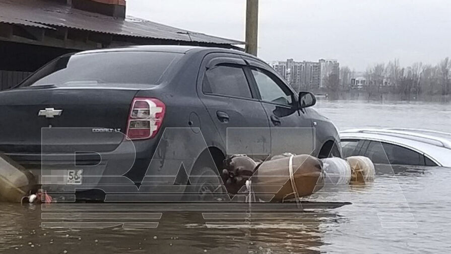В Оренбургской области мужчины смастерили плот из пивных бутылок и спасли автомобиль