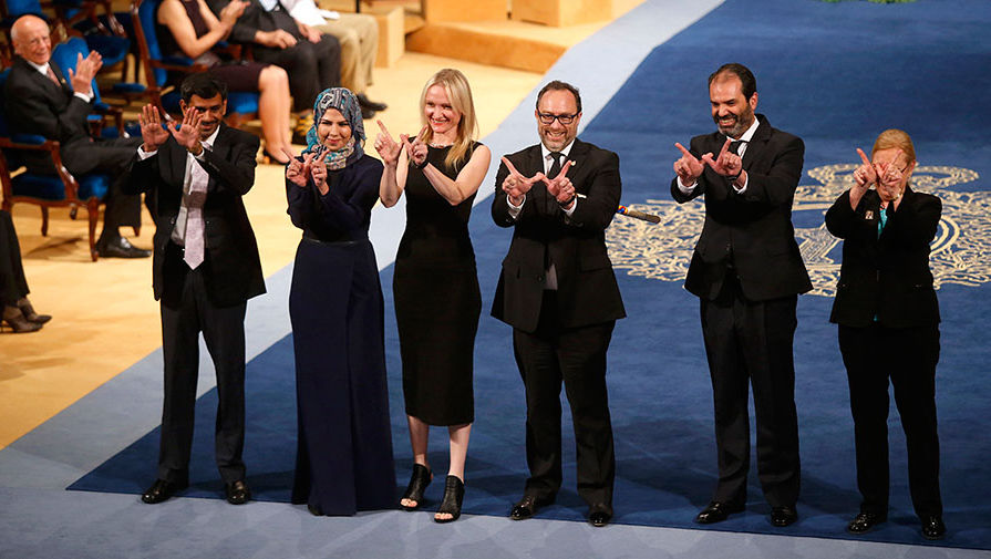 В&nbsp;2015 году &laquo;Википедия&raquo; стала лауреатом премии принцессы Астурийской в&nbsp;категории международное сотрудничество. На&nbsp;фото: Джимми Уэйлс с&nbsp;командой на&nbsp;вечере в&nbsp;испанском Овьедо