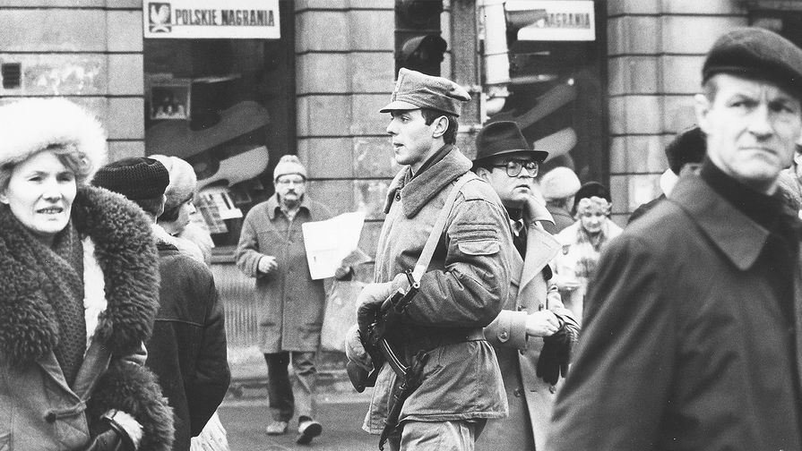 Военнослужащий и пешеходы в&nbsp;Варшаве, февраль 1982&nbsp;года