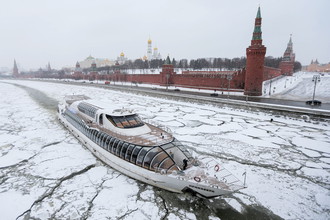 Сотрудники коммунальных служб на территории московского Кремля, 26 января 2017 года