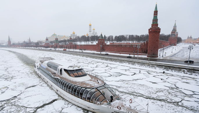 Сотрудники коммунальных служб на территории московского Кремля, 26 января 2017 года