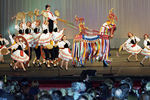 Ансамбль народного танца исполняет «Итальянскую тарантеллу» на праздновании 95-летия выдающегося русского хореографа Игоря Моисеева, 2001 год