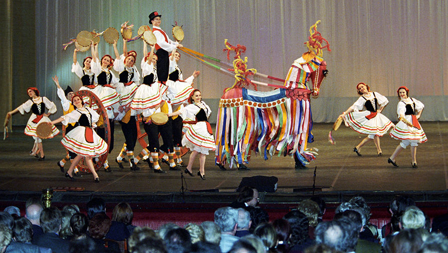 Ансамбль народного танца исполняет &laquo;Итальянскую тарантеллу&raquo; на&nbsp;праздновании 95-летия выдающегося русского хореографа Игоря Моисеева, 2001&nbsp;год
