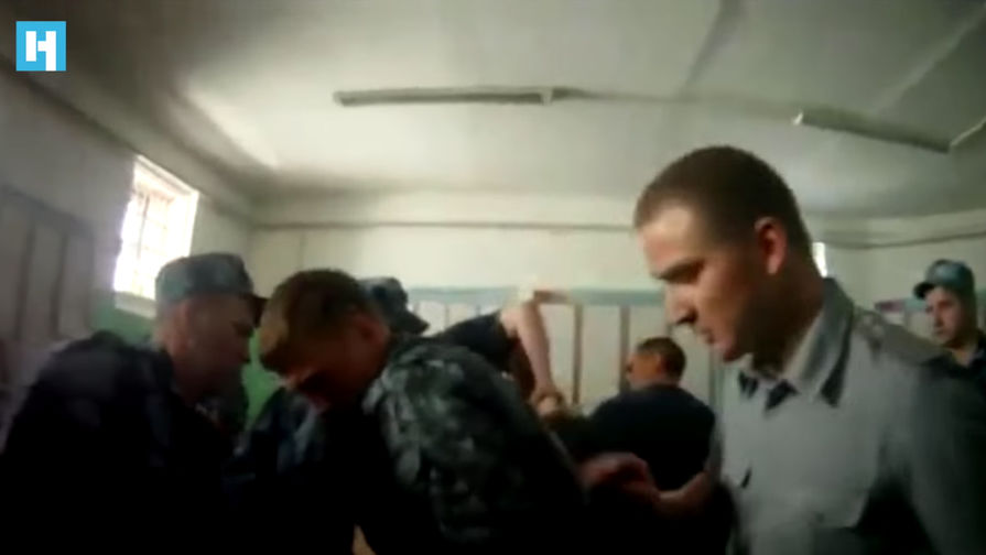 Скриншот видео «Новой газеты», на котором сотрудники ярославской колонии №1 избивают заключенного