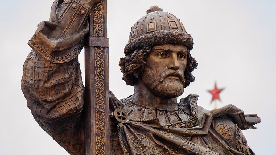 Памятник святому равноапостольному князю Владимиру на Боровицкой площади в Москве, 2016 год