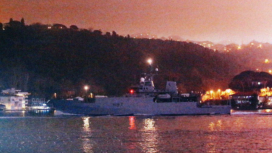 Британское гидрографическое разведочное судно HMS Echo в сопровождении турецкой береговой охраны в Босфорском проливе, 17 декабря 2018 года