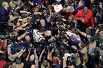 Игрок Нью-Ингленд Пэтриотс Том Брэди в окружении фотожурналистов обнимает Роберта Крафта, владельца команды американской футбольной лиги, после финального матча сезона NFL (Супербоула-2019)