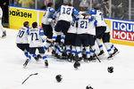 Игроки сборной Финляндии радуются победе в финальном матче чемпионата мира по хоккею между сборными командами Канады и Финляндии, 26 мая 2019 года 