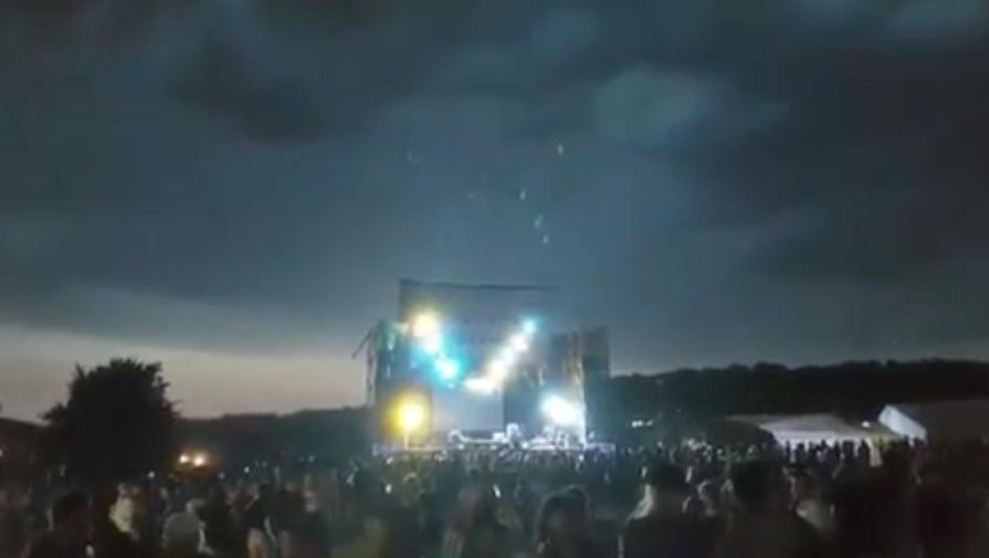 Момент обрушения сцены на KOZAK Fest, скриншот видео
