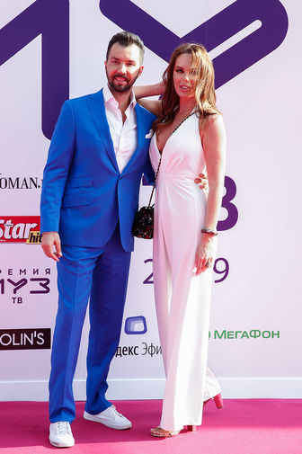 Певец Денис Клявер с&nbsp;супругой Ириной перед&nbsp;церемонией вручения XVII ежегодной национальной телевизионной премии в&nbsp;области популярной музыки &laquo;МУЗ-ТВ 2019&raquo;