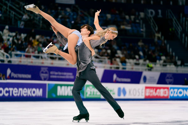 Анастасия Скопцова и Кирилл Алешин выступают с произвольным танцем на этапе Гран-при в Сочи