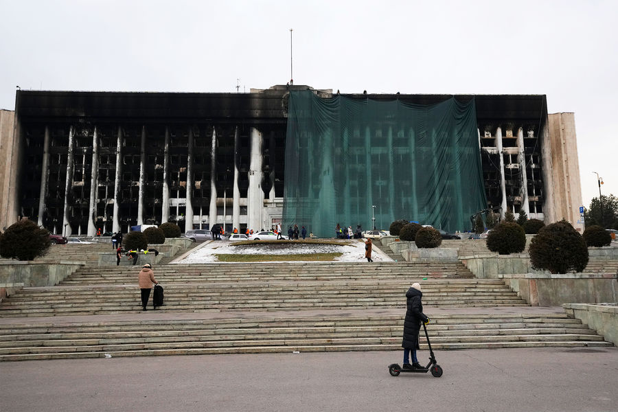 Площадь Республики в Алма-Ате после протестов, 13 января 2022 года