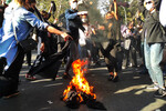 Протестующие сжигают хиджабы в Тегеране, Иран, 1 октября 2022 года