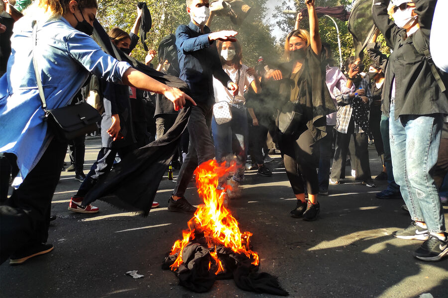 Протестующие сжигают хиджабы в&nbsp;Тегеране, Иран, 1&nbsp;октября 2022&nbsp;года