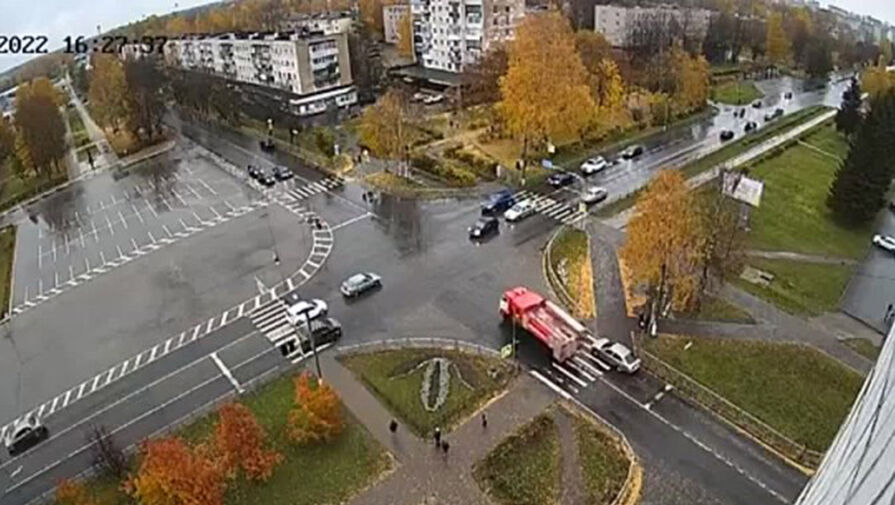 В Ленинградской области автобус врезался в пожарную машину на перекрестке