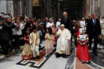 Италия. Папа Франциск после рождественской мессы в Соборе Святого Петра в Ватикане