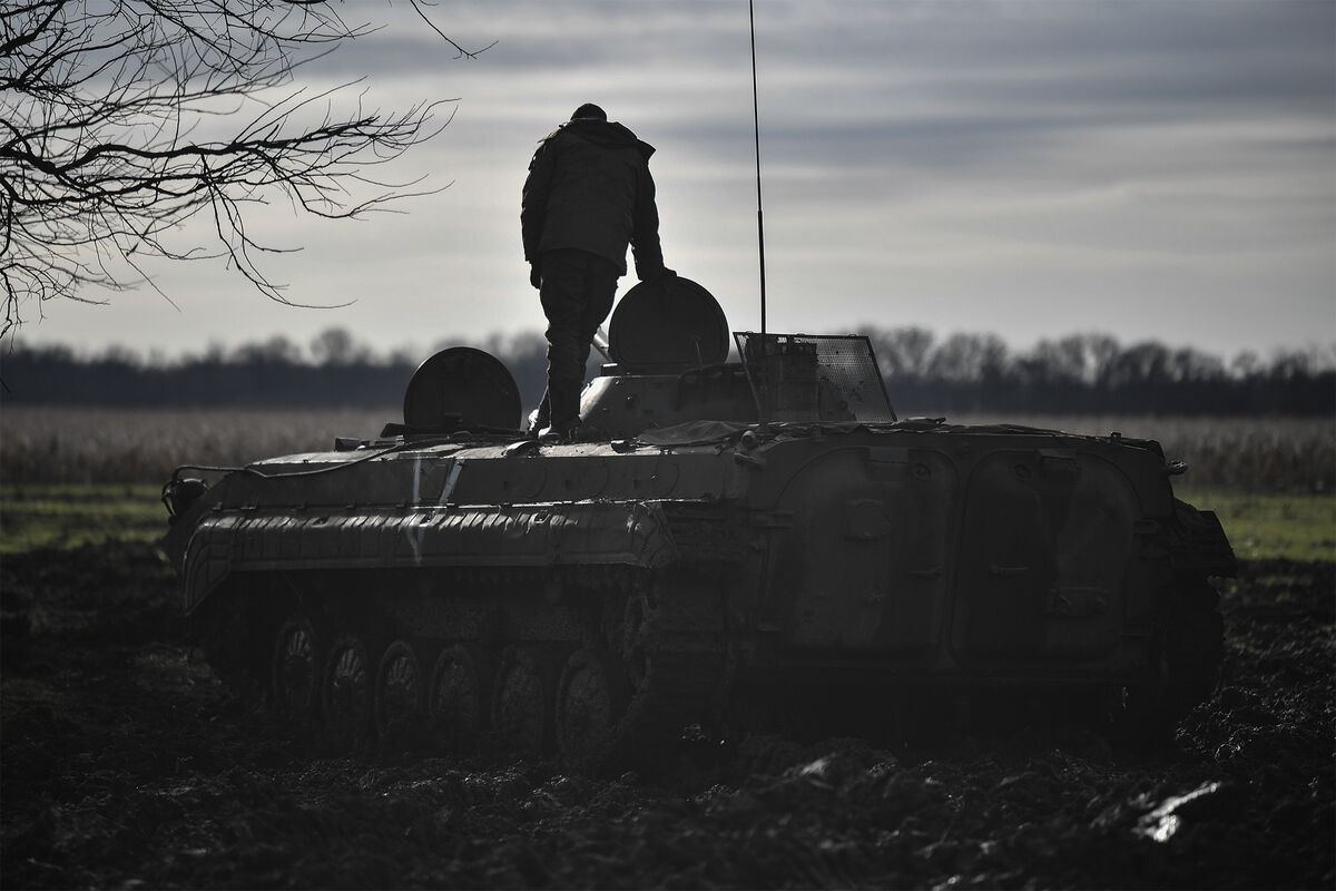 Российские военные подорвали опорный пункт украинских войск трофейным БТР-камикадзе  - Газета.Ru | Новости