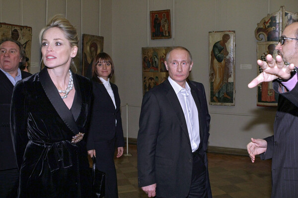 Бывший премьер-министр РФ Владимир Путин и актриса Шэрон Стоун в&nbsp;Русском музее в&nbsp;Санкт-Петербурге, 2010&nbsp;год 