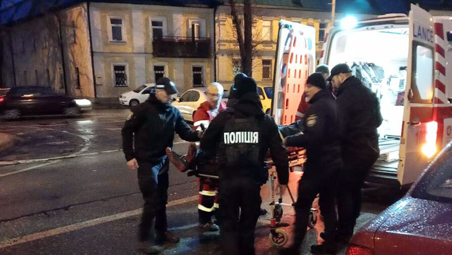 УПЦ: танцевавшего над молившейся у Киевской лавры госпитализировали без признаков жизни