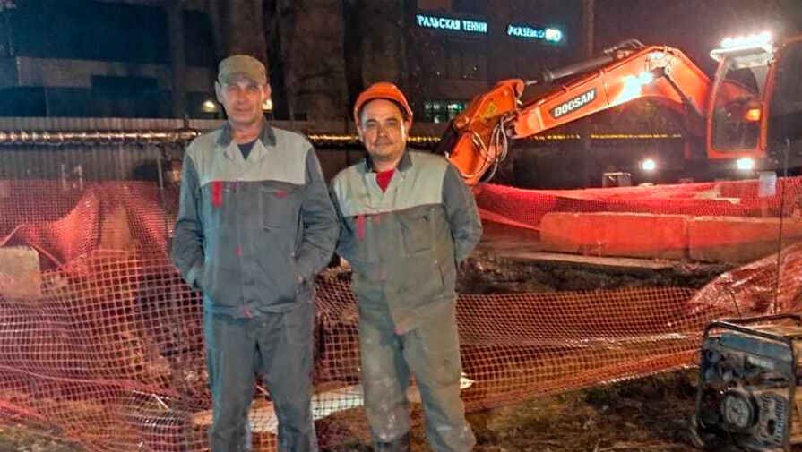 В Екатеринбурге рабочие спасли ребенка из горящего дома с помощью ковша экскаватора
